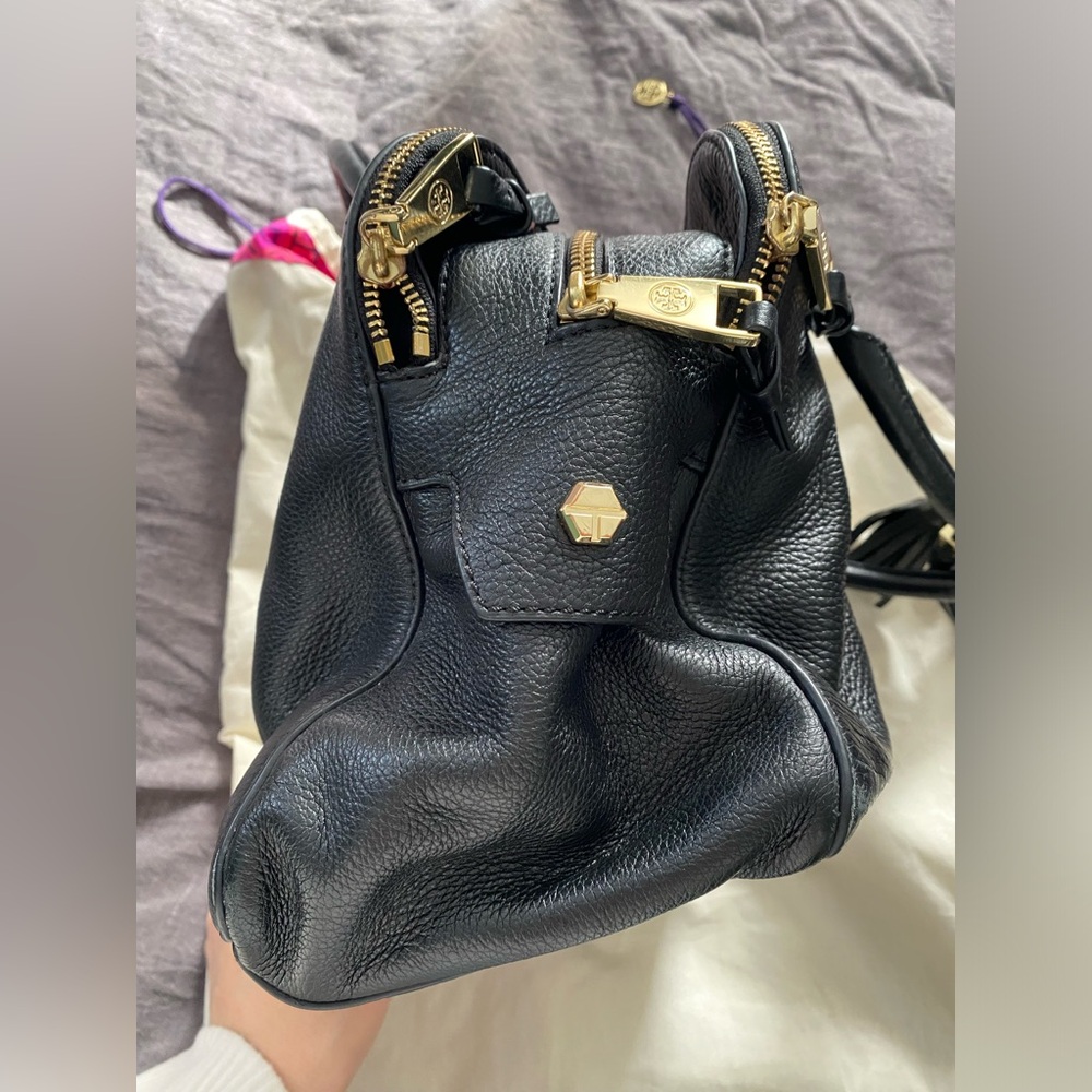 Tory Burch- Black Leather Handbag with gold hardware and tassels embossed logo - Picture 10 of 17